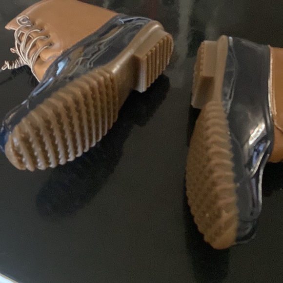 NEW DUCK BOOTS SZ 8 VEGAN LEATHER AND RUBBER SOLES W/ PLAID FLANNEL LINING - Picture 4 of 8